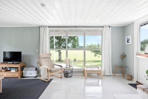 sala de estar con silla y ventana grande en Panoramablick - Meer - Familien - Remote Work, en Fjällbacka