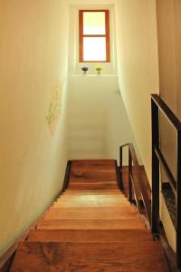 - un escalier dans une chambre avec fenêtre dans l'établissement Apartments Paganini Lezzeno, à Lezzeno
