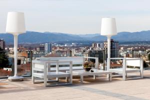 un groupe de bancs blancs posés au sommet d'un toit dans l'établissement Hotel Palau de Bellavista Girona by URH, à Gérone