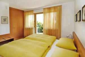 - une chambre avec 2 lits et une fenêtre dans l'établissement Apartment in Schlanders with terrace, à Silandro