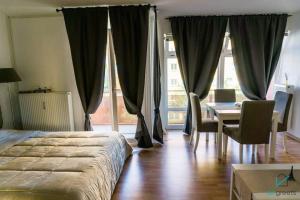 una camera con letto e tavolo e una sala da pranzo di Bright and Quiet Flat with a Balcony a Monaco