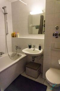 bagno con lavandino, vasca e servizi igienici di Bright and Quiet Flat with a Balcony a Monaco