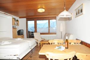 Postel nebo postele na pokoji v ubytování Alpenhaus Bettmeralp