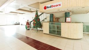 Lobi atau kawasan kaunter penerimaan di RedDoorz at Royal Grande Beach Resort Batangas