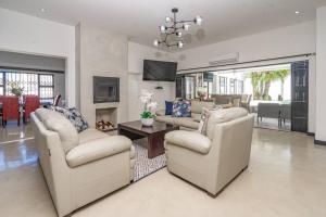 Ruang duduk di Private Modern 10 bdrm Home tucked away in Sandton