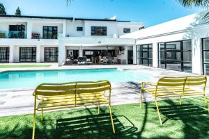 Bazén v ubytování Private Modern 10 bdrm Home tucked away in Sandton nebo v jeho okolí