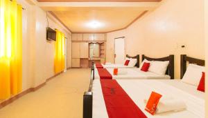 Katil atau katil-katil dalam bilik di RedDoorz at Royal Grande Beach Resort Batangas +34 gambar