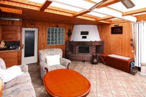 ein Wohnzimmer mit einem Tisch und einem Kamin in der Unterkunft A holiday home in Büsum with a barbecue in Büsum