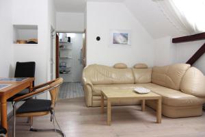 ein Wohnzimmer mit einem Sofa und einem Tisch in der Unterkunft A holiday home in Büsum with a barbecue in Büsum