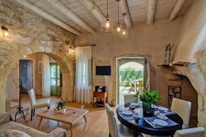 Posezení v ubytování Cozy holiday home in Cretan country style