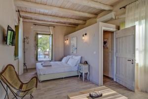 TV a/nebo společenská místnost v ubytování Cozy holiday home in Cretan country style