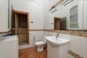Kúpeľňa v ubytovaní Katerynyska 2 Level Apartment with Sauna