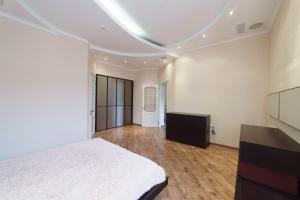 Posteľ alebo postele v izbe v ubytovaní Katerynyska 2 Level Apartment with Sauna