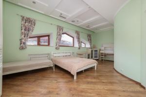 Posteľ alebo postele v izbe v ubytovaní Katerynyska 2 Level Apartment with Sauna