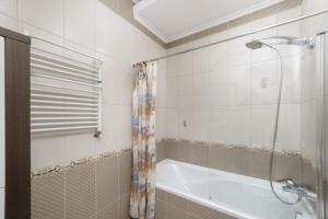 Kúpeľňa v ubytovaní Katerynyska 2 Level Apartment with Sauna