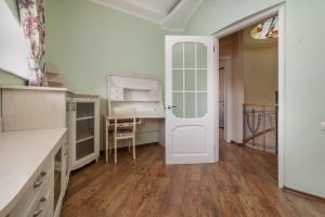 Posteľ alebo postele v izbe v ubytovaní Katerynyska 2 Level Apartment with Sauna