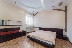 Posteľ alebo postele v izbe v ubytovaní Katerynyska 2 Level Apartment with Sauna