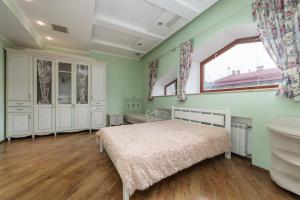 Posteľ alebo postele v izbe v ubytovaní Katerynyska 2 Level Apartment with Sauna