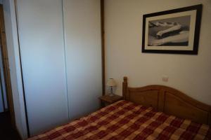 une chambre avec un lit et un tableau au mur dans l'établissement Résidence Cristallines - 2 pièces 4 personnes MAE-4434, à Orcières