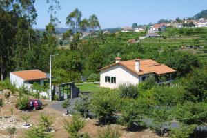 uma casa numa colina com um jardim em holiday home, Vale de Cambra - Rôge em Vale de Cambra