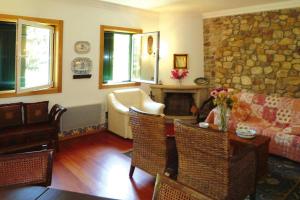 - un salon avec un canapé et une table avec des chaises dans l'établissement holiday home, Vale de Cambra - Rôge, à Vale de Cambra