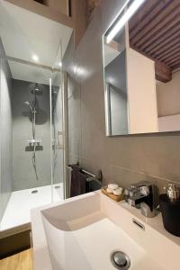 Bathroom sa Coeur Vieux Lyon, 60 M2 lumineux tout confort