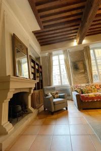 - un salon avec un canapé et une cheminée dans l'établissement Coeur Vieux Lyon, 60 M2 lumineux tout confort, à Lyon