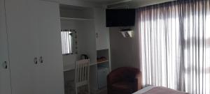 Televízia a/alebo spoločenská miestnosť v ubytovaní SuNel's Guest Rooms