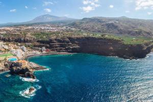 - une vue aérienne sur une plage d'eau bleue dans l'établissement M & P Apartment - San Marcos, à Icod de los Vinos