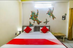 Postel nebo postele na pokoji v ubytování Om Shanthi paying guest house