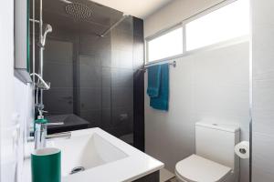A bathroom at Home2Book Sea View Studio Puerto de la Cruz