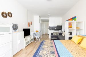 A television and/or entertainment centre at Home2Book Sea View Studio Puerto de la Cruz