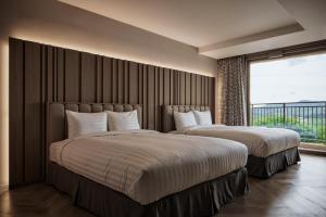 - 2 lits dans une chambre d'hôtel avec une grande fenêtre dans l'établissement Sono Belle Cheonan, à Cheonan