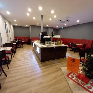 a restaurant with a counter and tables and chairs at Hotel garni "Alter Fritz" in Quedlinburg