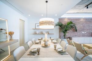 uma sala de jantar com uma mesa longa e cadeiras em Casona Seis Lunas Apartment em Marbella