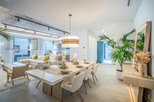 马贝拉Casona Seis Lunas Apartment的一间带桌椅的餐厅和客厅