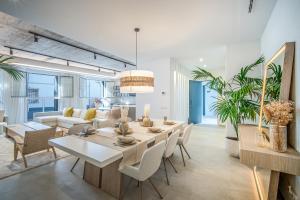 comedor y sala de estar con mesa y sillas en Casona Seis Lunas Apartment, en Marbella