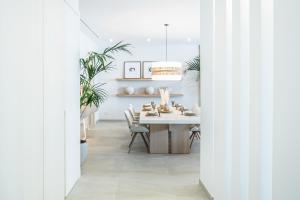 马贝拉Casona Seis Lunas Apartment的有桌子和椅子的餐厅