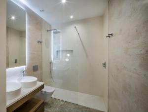 马贝拉Casona Seis Lunas Apartment的带淋浴、马桶和水槽的浴室 更多37张照片
