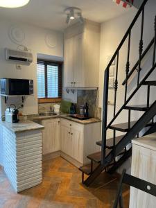 uma cozinha com uma escada no meio em Casita Beatriz - by Casa del Patio em Estepona
