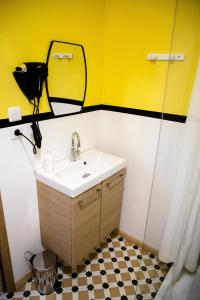 y baño con lavabo y espejo. en L'Amarillo Clim Wifi Centre ville 4 pers, en Lézignan-Corbières