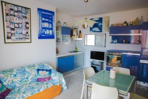 Kuchyň nebo kuchyňský kout v ubytování Blue View Apartment - San Foca