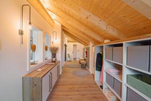 um corredor de uma casa com tecto de madeira em DAS SALZBERG Hideaway Bad Aussee - Adults only em Bad Aussee