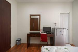 Katil atau katil-katil dalam bilik di Avalon Karawaci Mitra RedDoorz