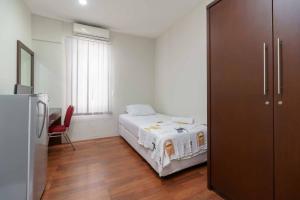 Katil atau katil-katil dalam bilik di Avalon Karawaci Mitra RedDoorz