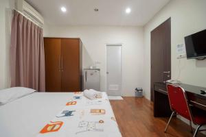 Katil atau katil-katil dalam bilik di Avalon Karawaci Mitra RedDoorz