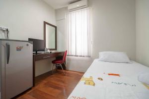 Katil atau katil-katil dalam bilik di Avalon Karawaci Mitra RedDoorz