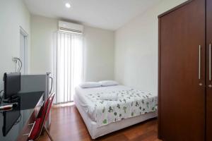 Katil atau katil-katil dalam bilik di Avalon Karawaci Mitra RedDoorz