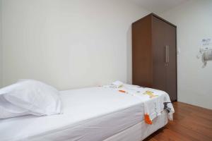Katil atau katil-katil dalam bilik di Avalon Karawaci Mitra RedDoorz