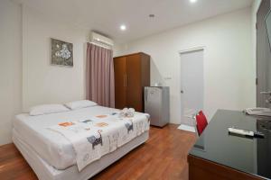 Tempat tidur dalam kamar di Avalon Karawaci Mitra RedDoorz